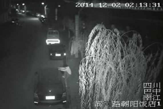 巴中2小伙没钱花 半月砸盗24辆中高档车