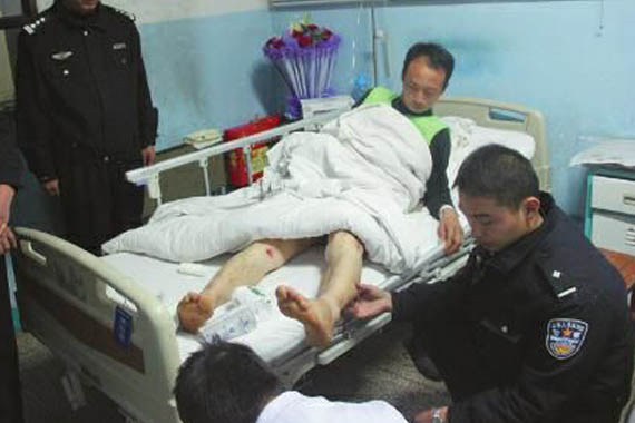 男子驾套牌车遇查逃窜 车窗夹交警拖行