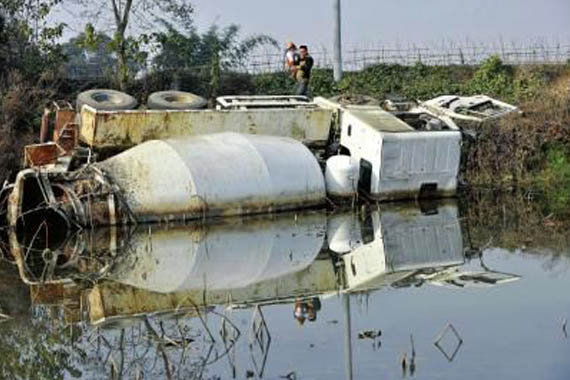 罐车侧翻荷塘未拖走 村民不敢用塘水灌溉