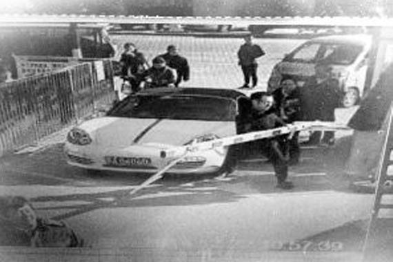 男子开保时捷闯小区 被拦后砍栏杆