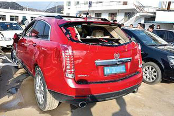 男子因老家父亲被撞砸60余辆私家车