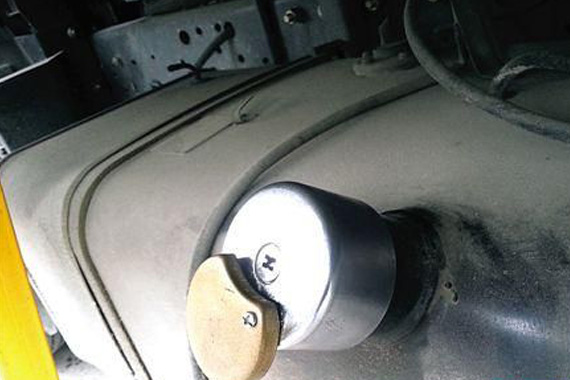 司机加锁钢板难防油耗子 有时备胎也被偷