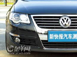 迈腾车前灯与雾灯之间比领驭多了条形LED转向灯