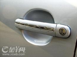 迈腾拉门扶手位同色设计,领驭中间镀铬横条
