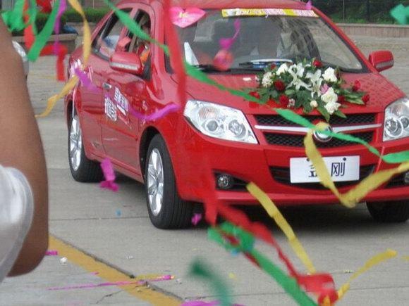 红色吉利金刚轿车受宠婚庆用车市场(组图)