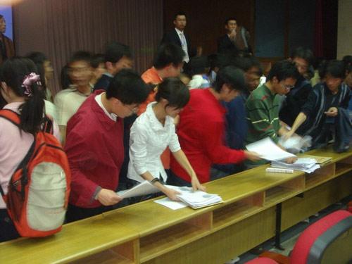 人头攒动的招聘会现场