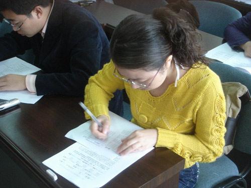 大学生们在笔试环节认真答题