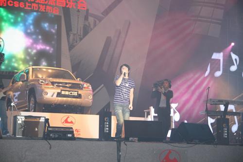 郑钧现场激情演唱