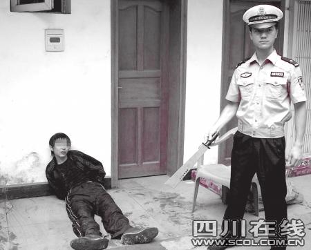 四川：面对盘查少年抽刀抵住交警后颈 