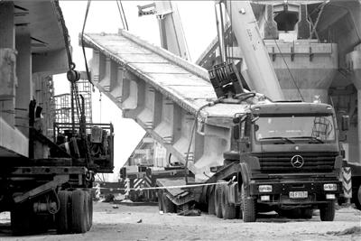 吊车“掉链子”甩下水泥梁