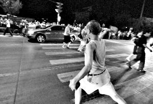 对话砸车老教师阎政平:砸车违法不鼓励人们效仿