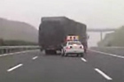 视频：高速公路上演最牛大货车挑战交警