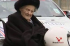 视频：英国107岁老妪飙车庆生