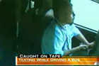 视频：公车司机玩手机引发事故