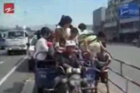 视频：实拍三轮车满载15人高速行驶