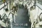 视频：公交车遇对面来车冲入路旁地铁口