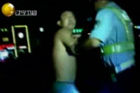 视频：雷人醉酒司机当街裸体模仿思想者 