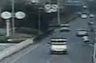 视频：监控拍下新手女司机马路上开“碰碰车”