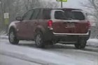 视频：雪天路滑造成多车追尾事故