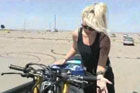 视频：巾帼不让须眉 美女骑士大秀摩托特技