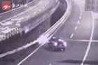视频：醉驾司机在跨海大桥上进行S型倒车