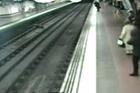 视频：实拍醉酒男子跌入轨道被及时救走全程