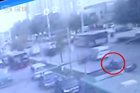视频：黑车司机为逃避罚款顶着执法队员狂奔