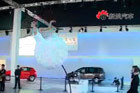 视频：广州车展大众展台美女不倒翁表演