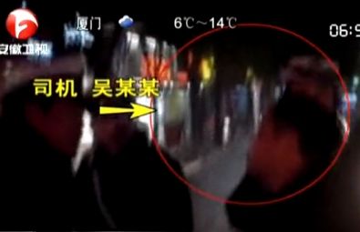 视频：醉酒司机将车停在路中央酣然入睡