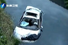 视频：男子醉驾失控坠入水沟 车辆散架将人抛出