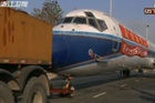 视频：货车在省道上拖行46米长麦道客机