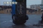 视频：汽车忘拉手刹自动倒车滑进河中