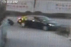 视频：司机撞倒母子后逃逸 母亲车轮下救出孩子