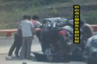 视频：网友实拍轿车被撞成麻花状 司机安然无恙