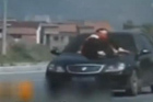 视频：老妇趴飞驰汽车引擎盖上抓小偷