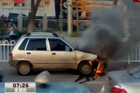 视频：手机拍下轿车闹市自燃火焰腾起数米