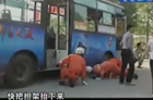 视频：3名学生校门口被公交车撞倒卷入车下