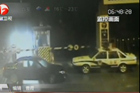 视频：监控拍下窃贼开车逃逸撞坏警车强行冲卡