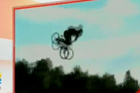 视频：新西兰男子成功挑战自行车后空翻三周