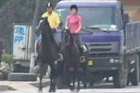 视频：老板与女秘书骑马上班称比开车省钱