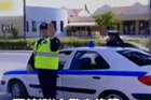 视频：摩托司机与交警击掌冲关让其傻眼