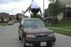 视频：实拍男子把行驶汽车当木马跳