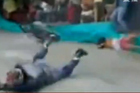 视频：少女观看摩托车比赛时遭失控车砸中