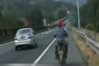 视频：老汉骑电动车上高速“追爱”