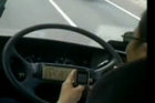 视频：实拍司机边开大巴边看小说长达1小时之久