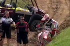 视频：摩托车手高空摔下头着地仍爬起直追