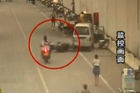 视频：骑摩托男子不停看路边美女致撞车