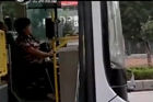 视频：公交到站没开门 乘客强坐驾驶位讨说法
