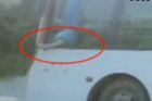 视频：公交司机图凉快将脚伸出窗外单脚驾车