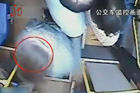 视频：监控实拍小偷公交车上用刀片割衣服偷盗